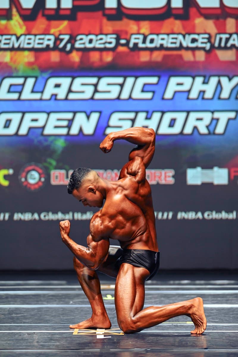 Giovanni Ducoli sul palco di una gara di bodybuilding natural, categoria Classic Physique