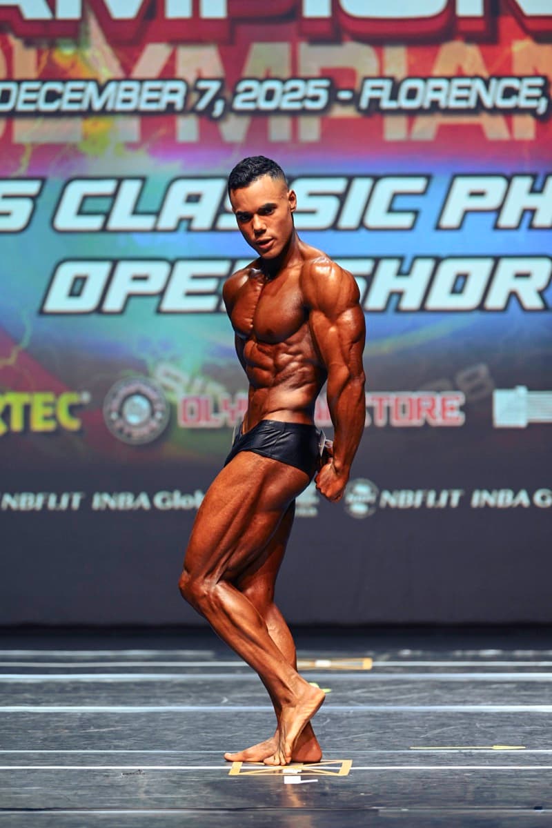 Giovanni Ducoli in posa durante una gara di bodybuilding natural